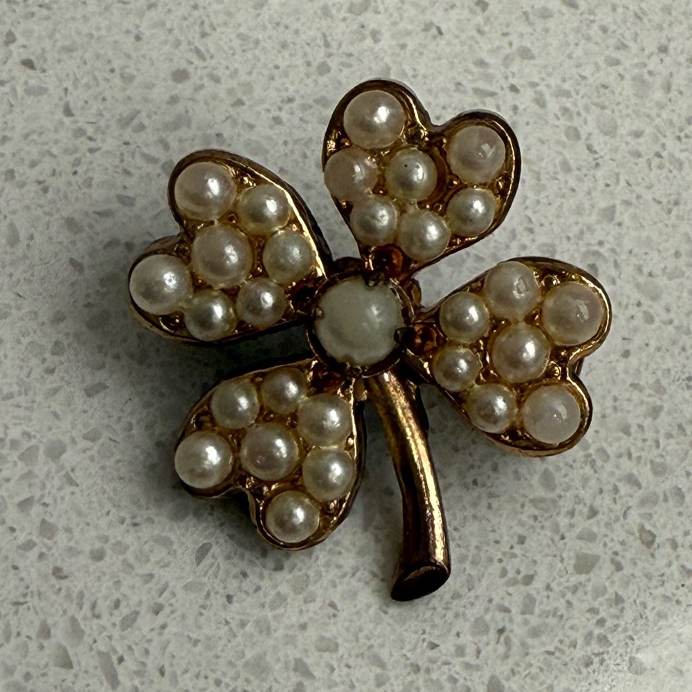 Vintage Four Leaf Clover Brooch Pin Gold Tone Faux Pearls - Picture 2 of 8